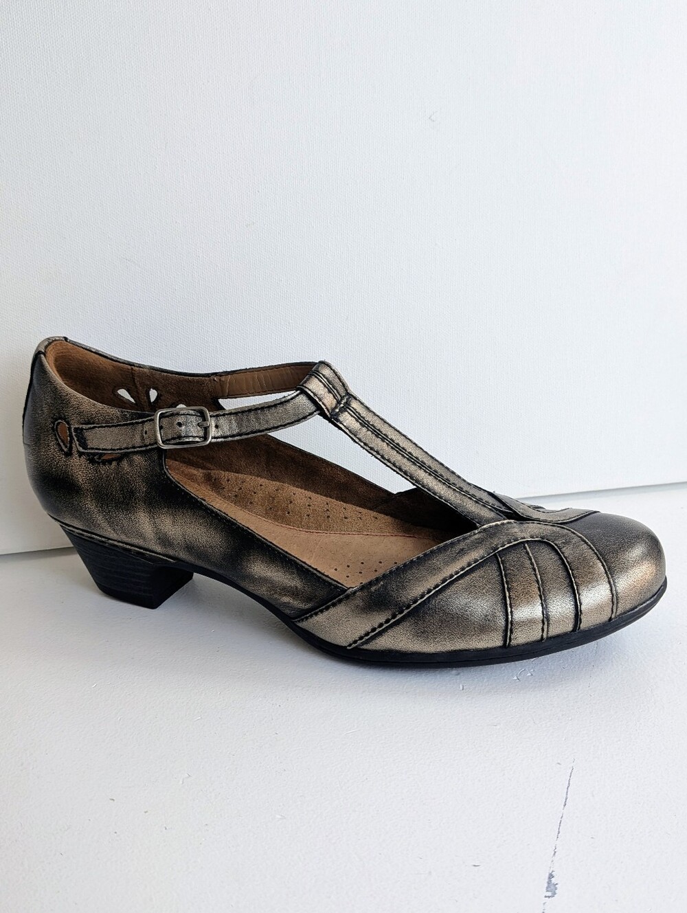 Cobb Hill Women's Angelina Black t-strap low Dress Shoe heels 10 M metallic Euc